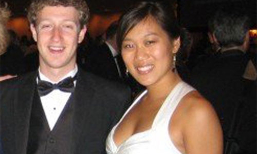 Vợ chồng tỷ phú Mark Zuckerberg-Priscilla Chan cam kết hiến tặng 25 triệu USD cho cuộc chiến chống Ebola.<br>