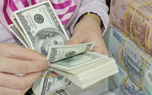 Giá bán USD của ngân hàng đang cao hơn “chợ đen” khoảng 20-30 đồng.