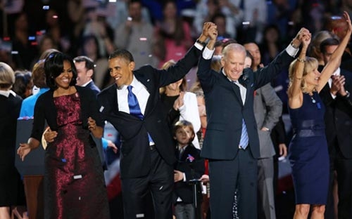 Tổng thống tái đắc cử Barack Obama ăn mừng chiến thắng cùng với các cử tri đã ủng hộ ông - Ảnh: AFP.<br>
