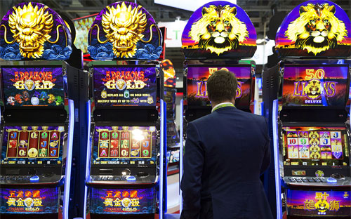 Thống kê mới nhất cho thấy, tháng 10 vừa qua, tổng doanh thu của các 
sòng bạc ở Macau - “thủ phủ bài bạc” của thế giới - giảm 23,2% so với 
cùng kỳ năm ngoái, còn 28 tỷ Pataca, tương đương 3,5 tỷ USD - Ảnh: Bloomberg.<br>