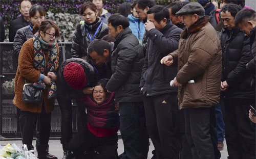 Người thân của các nạn nhân vụ giẫm đạp xảy ra bên sông Hoàng Phố đêm 31/12 đau khổ tại nơi xảy ra vụ việc - Ảnh: AP.<br>