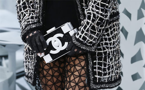 Song song với giảm giá túi ở thị trường châu Á, Chanel tuyên bố sẽ tăng 
giá bán cùng sản phẩm tại thị trường châu Âu từ ngày 8/4, với mức tăng 
khoảng 20% - Ảnh: EPA/WSJ.<br>