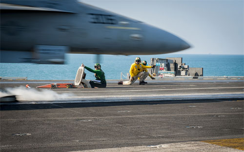 Trên một tàu sân bay của Mỹ - Ảnh: Getty/WSJ.<br>