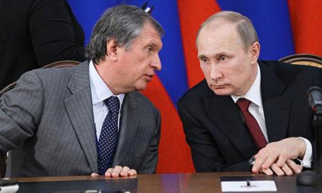 Tổng thống Nga Vladimir Putin (phải) và Igor Sechin - Giám đốc điều hành Rosneft - Ảnh: Getty.<br>