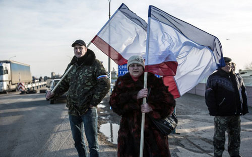 Những người ủng hộ Nga cầm cờ Crimea - Ảnh: AFP.<br>