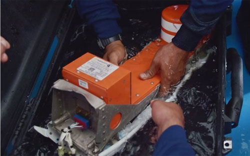 Phần đầu tiên của hộp đen máy bay AirAsia được tìm thấy ngày 12/1 - Ảnh: AP.<br>