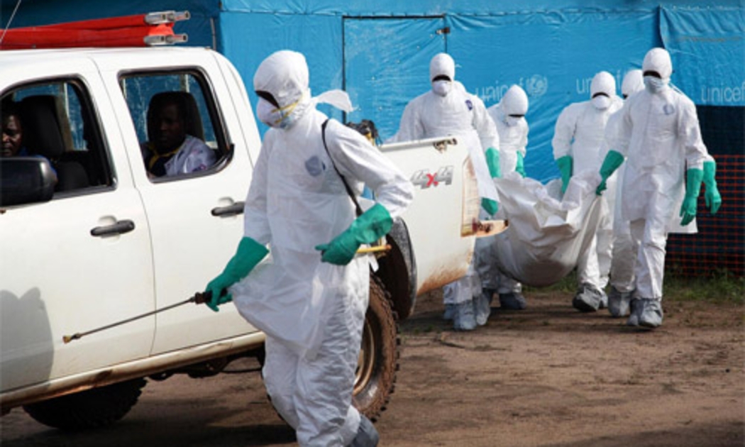 Nhân viên y tế thu gom xác bệnh nhân chết vì Ebola ở Tây Phi.<br>