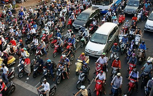 Tại một thành phố đang phát triển nhanh chóng và không có nhiều phương 
tiện giao thông công cộng như Hà Nội, xe máy giữ một vai trò quan trọng 
trong việc duy trì dòng chảy giao thông - Ảnh: Shutterstock/Diplomat.<br>