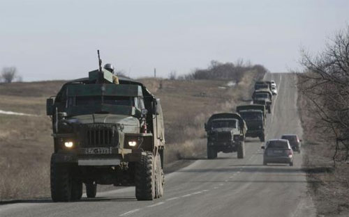 Một đoàn xe của lực lượng ly khai ở Donetsk, miền Đông Ukraine ngày 23/2/2015 - Ảnh: Reuters.