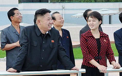 Nhà lãnh đạo Triều Tiên Kim Jong Un (trái) và phu nhân Ri Sol-ju - Ảnh: Reuters/KCNA.<br>
