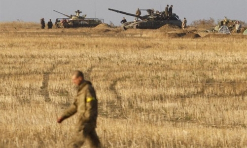 Ukraine rút vũ khí hạng nặng khỏi miền Đông