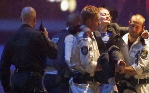 Cảnh sát đưa một con tin ra khỏi quán Lindt sáng sớm nay (16/12) - Ảnh: Reuters.<br>