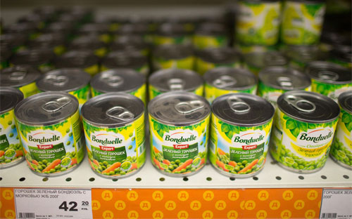 Rau đóng hộp là lựa chọn của nhiều người Nga khi kinh tế khó khăn hiện nay - Ảnh: Bloomberg.<br>