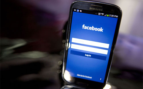 Tính đến tháng 12 năm ngoái, Facebook có 1,23 tỷ người sử dụng, tăng 16%
 so với cùng kỳ năm 2012, trong đó có 945 người sử dụng truy cập 
Facebook từ điện thoại di động - Anhr: Bloomberg.<br>