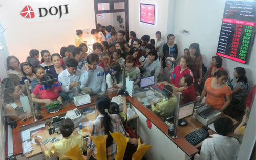 Người dân mua vàng trong “ngày Thần tài” mùng 10 tháng Giêng tại một cửa hàng DOJI.<br>