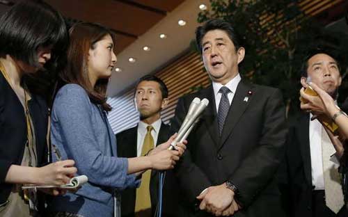 Thủ tướng Nhật Bản Shinzo Abe thông báo với báo giới về kết quả đàm phán với Triều Tiên - Ảnh: Kyodo.<br>