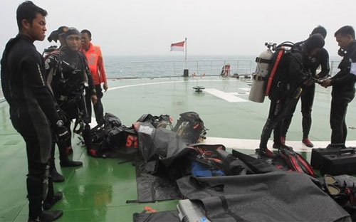  Từ khi xảy ra vụ tai nạn, thời tiết xấu đã cản trở các nỗ lực tìm kiếm thi thể nạn nhân và hộp đen của chiếc máy bay - Ảnh: BBC.<br>