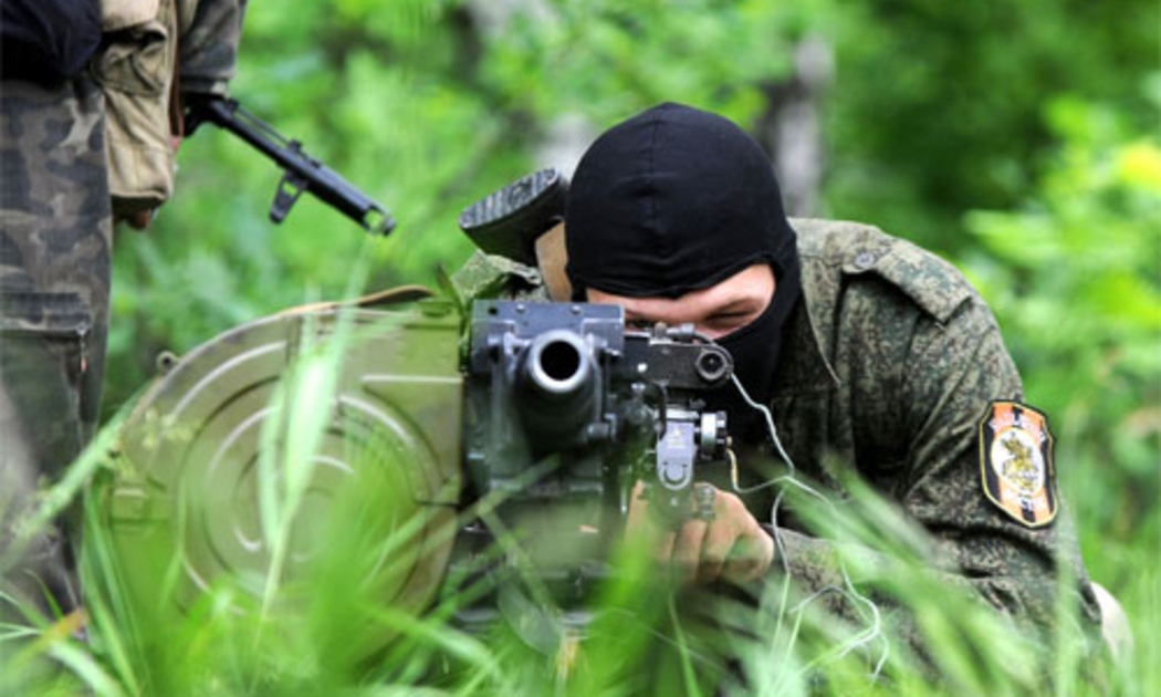 Một phần tử vũ trang thân Nga ở miền Đông Ukraine hôm 1/6 - Ảnh: AFP/Getty.<br>