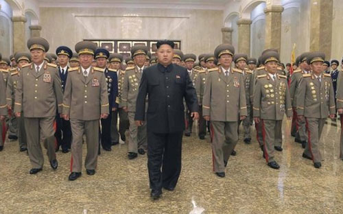 Ông Kim Jong Un trong chuyến thăm cung Kumsusan hồi tháng 7 - Ảnh: Reuters/BBC.<br>