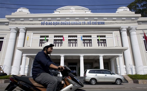 Bên ngoài Sở Giao dịch chứng khoán Tp.HCM - Ảnh: Bloomberg.<br>