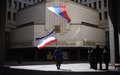 Cờ Nga trước một tòa nhà ở thành phố Simferopol thuộc Crimea hôm 17/3 - Ảnh: Getty.<br>