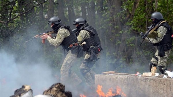 Máu lại đổ ở miền Đông Ukraine