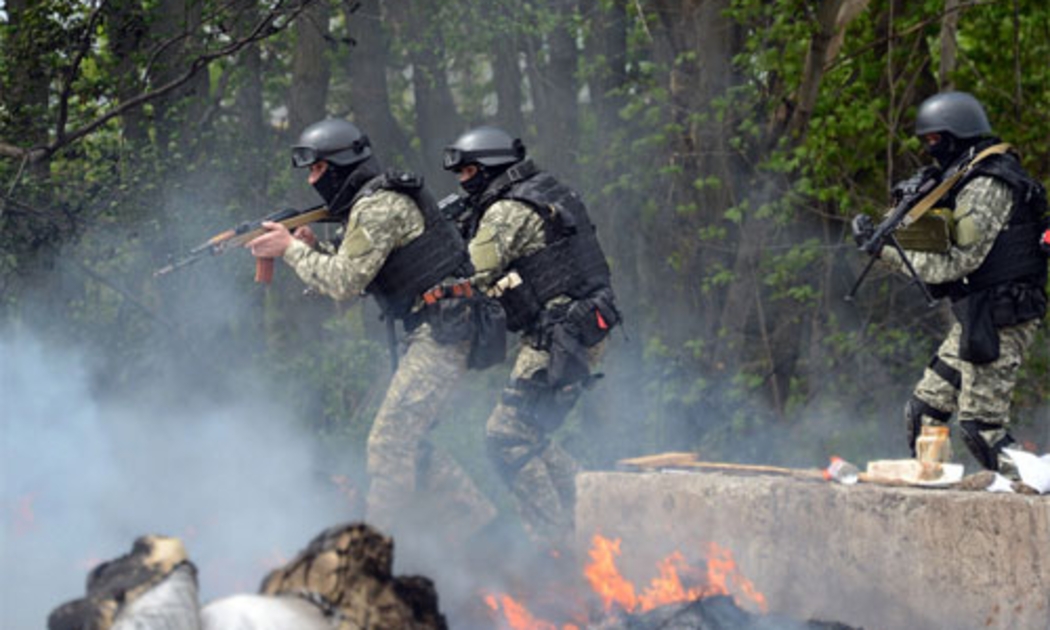 Lực lượng đặc biệt của Ukraine trong chiến dịch chống quân ly khai ở Slavyansk ngày 24/4 - Ảnh: AFP/Getty.<br>