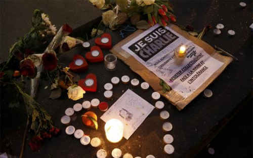 Những ngọn nến được người Paris thắp lên để tưởng nhớ các nạn nhân vụ xả súng ở tòa soạn Charlie Hebdo - Ảnh: Reuters.<br>