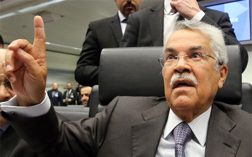 Bộ trưởng Bộ Dầu lửa Saudi Arabia, ông Ali al-Naimi, trong cuộc họp của OPEC tại Vienna, Áo ngày 27/11 - Ảnh: AP/WSJ.<br>