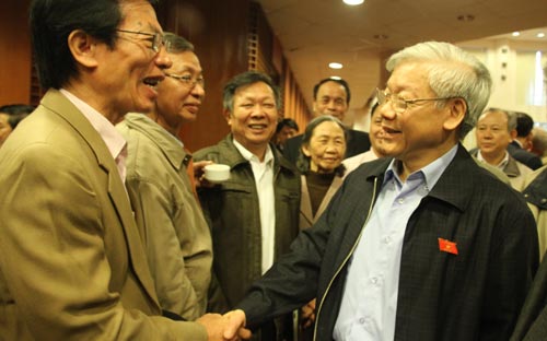 Tổng bí thư Nguyễn Phú Trọng trao đổi với cử tri trong giờ giải lao - Ảnh: N.H<br>