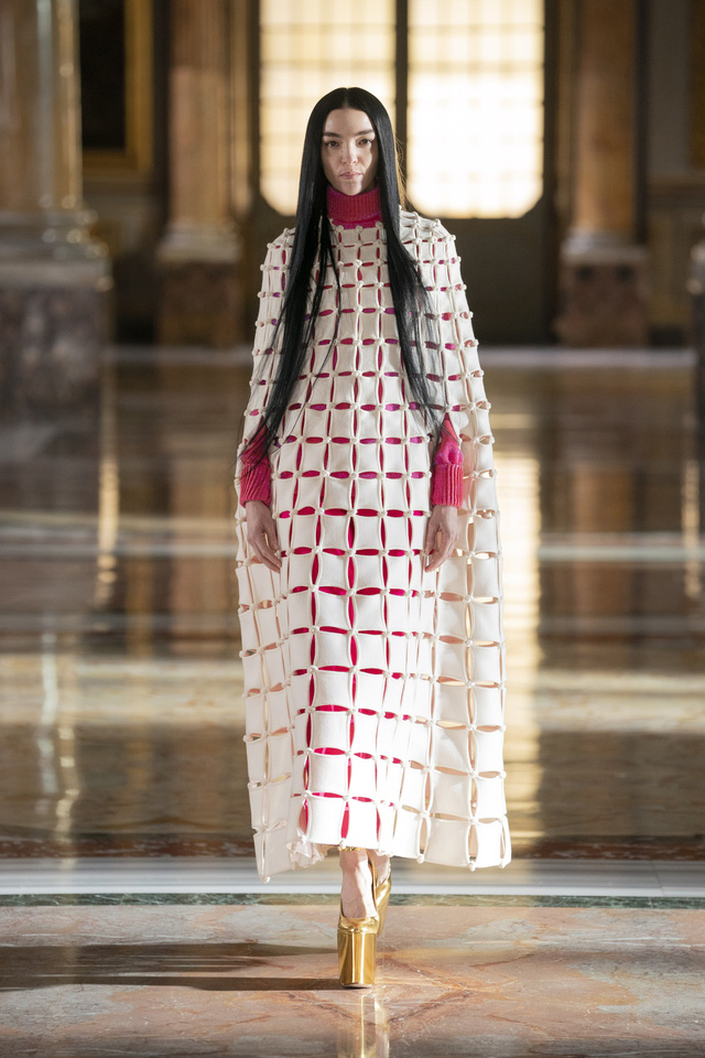 BST Haute Couture 2021 của Valentino: lần đầu tiên có trang phục cho nam giới - Ảnh 7.