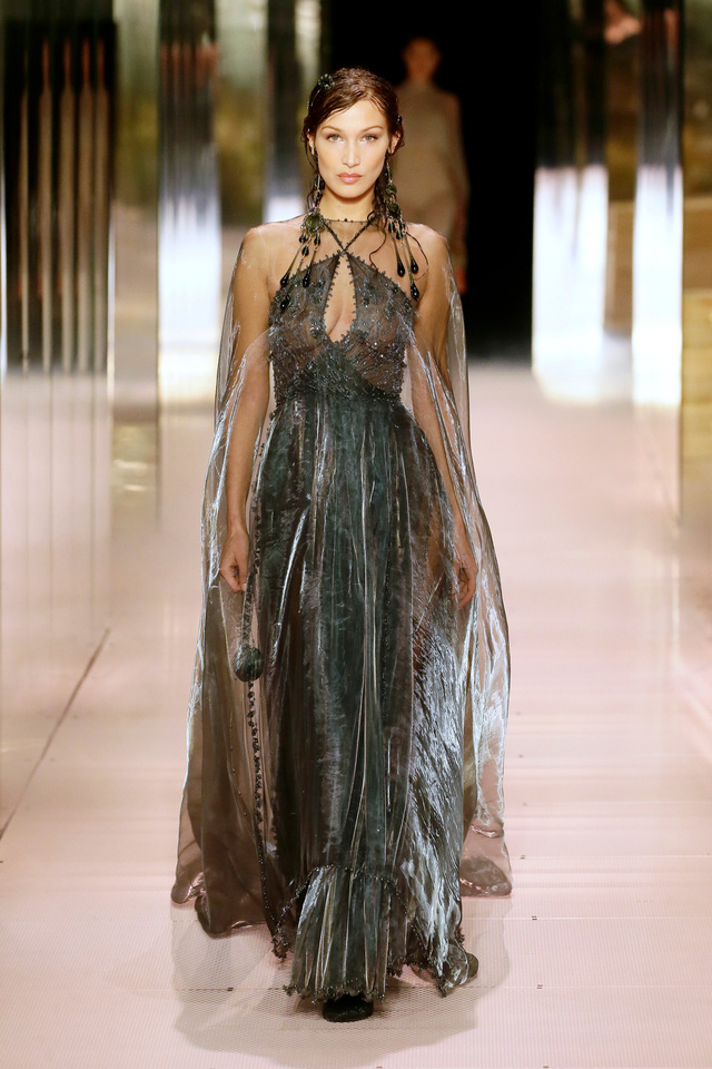 BST Haute Couture Xuân Hè 2021 của Fendi: những nữ thần cổ điển - Ảnh 4.