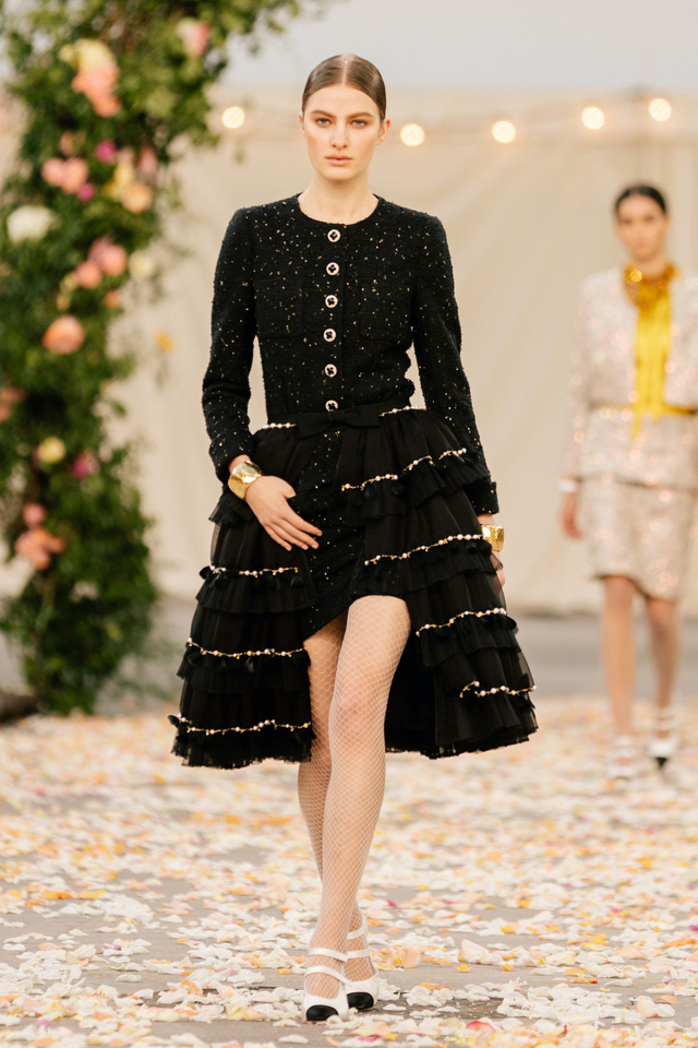 BST Xuân Hè 2021 của Chanel: vẻ thoải mái xa xỉ của thời kỳ giãn cách - Ảnh 3.