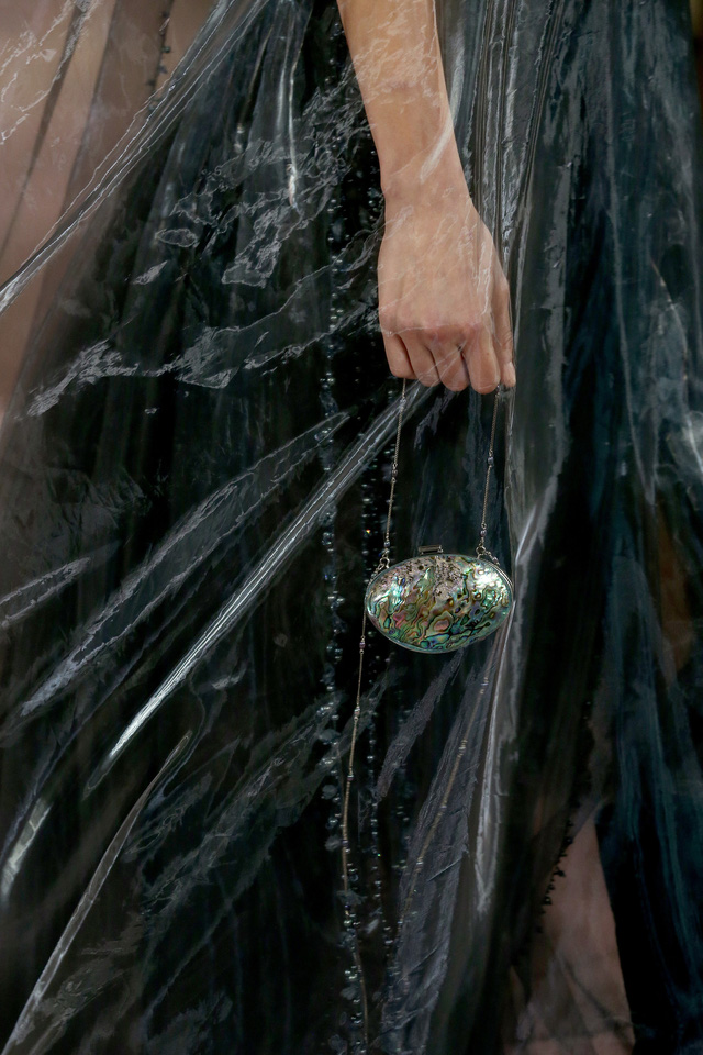 BST Haute Couture Xuân Hè 2021 của Fendi: những nữ thần cổ điển - Ảnh 12.