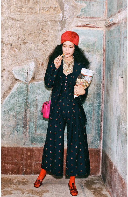 BST pre-fall 2019 của Gucci: những nàng Alice mộng mơ - Ảnh 1.
