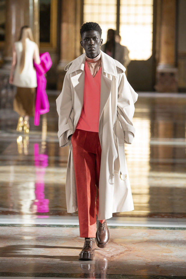 BST Haute Couture 2021 của Valentino: lần đầu tiên có trang phục cho nam giới - Ảnh 15.