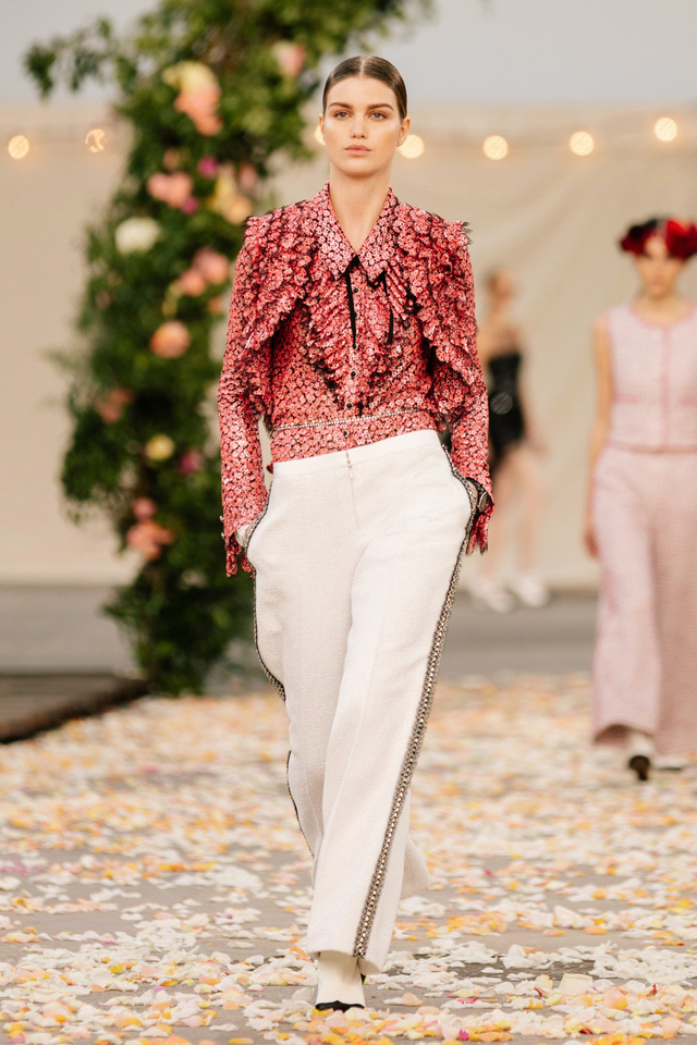 BST Xuân Hè 2021 của Chanel: vẻ thoải mái xa xỉ của thời kỳ giãn cách - Ảnh 2.