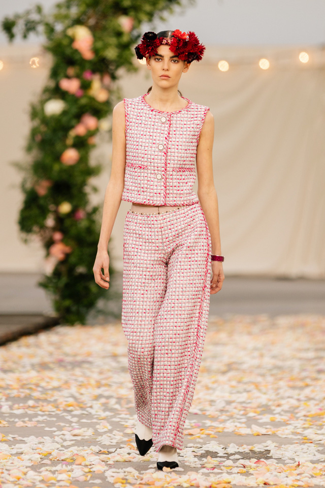 BST Xuân Hè 2021 của Chanel: vẻ thoải mái xa xỉ của thời kỳ giãn cách - Ảnh 1.