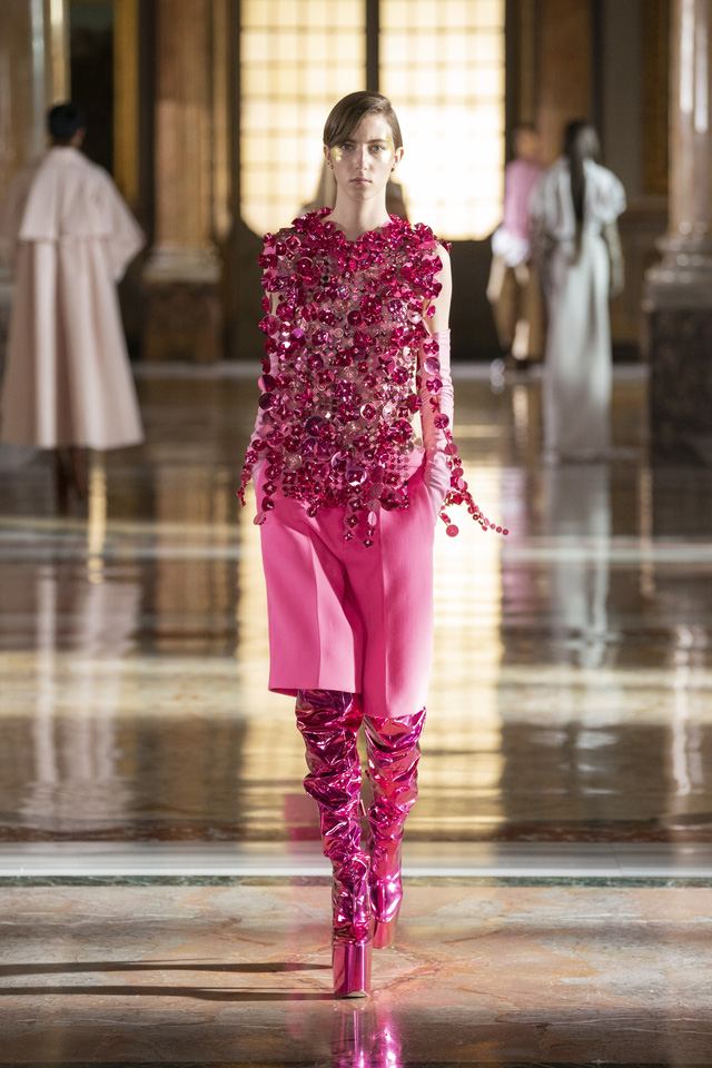 BST Haute Couture 2021 của Valentino: lần đầu tiên có trang phục cho nam giới - Ảnh 5.