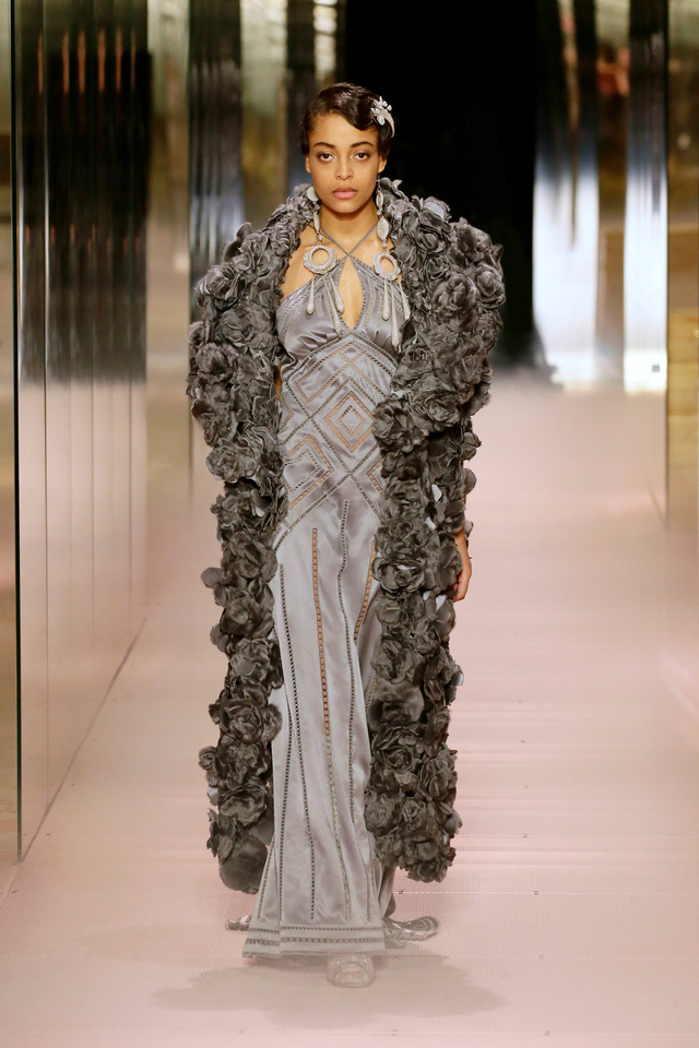 BST Haute Couture Xuân Hè 2021 của Fendi: những nữ thần cổ điển - Ảnh 6.