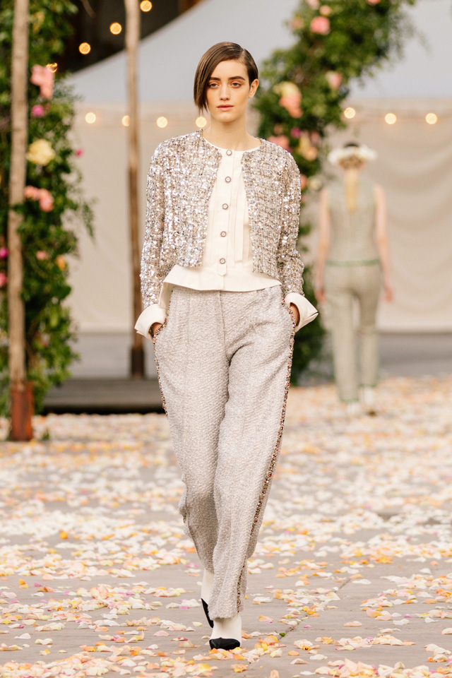 BST Xuân Hè 2021 của Chanel: vẻ thoải mái xa xỉ của thời kỳ giãn cách - Ảnh 8.