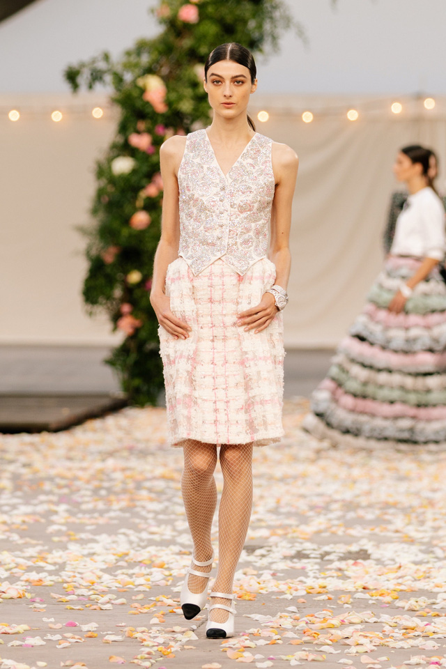 BST Xuân Hè 2021 của Chanel: vẻ thoải mái xa xỉ của thời kỳ giãn cách - Ảnh 7.