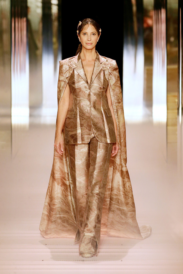 BST Haute Couture Xuân Hè 2021 của Fendi: những nữ thần cổ điển - Ảnh 8.