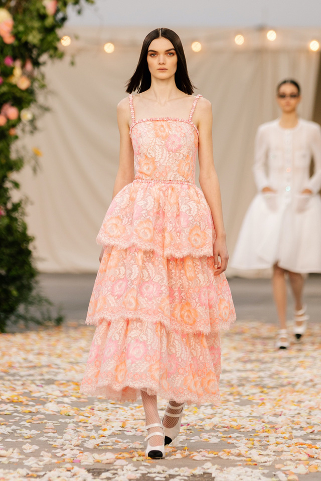 BST Xuân Hè 2021 của Chanel: vẻ thoải mái xa xỉ của thời kỳ giãn cách - Ảnh 6.
