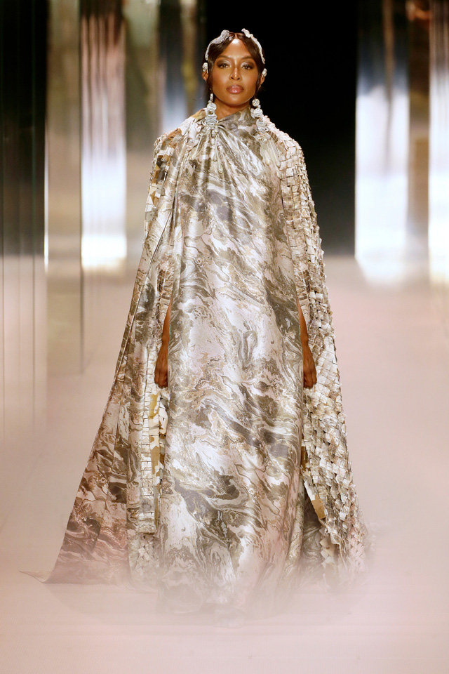 BST Haute Couture Xuân Hè 2021 của Fendi: những nữ thần cổ điển - Ảnh 15.