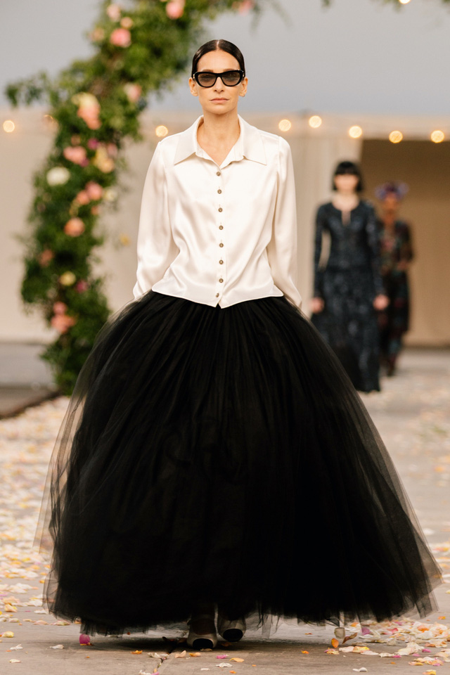 BST Xuân Hè 2021 của Chanel: vẻ thoải mái xa xỉ của thời kỳ giãn cách - Ảnh 5.