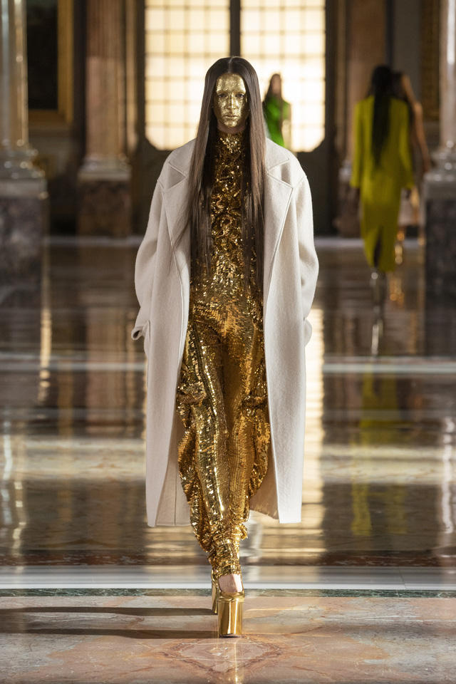 BST Haute Couture 2021 của Valentino: lần đầu tiên có trang phục cho nam giới - Ảnh 3.