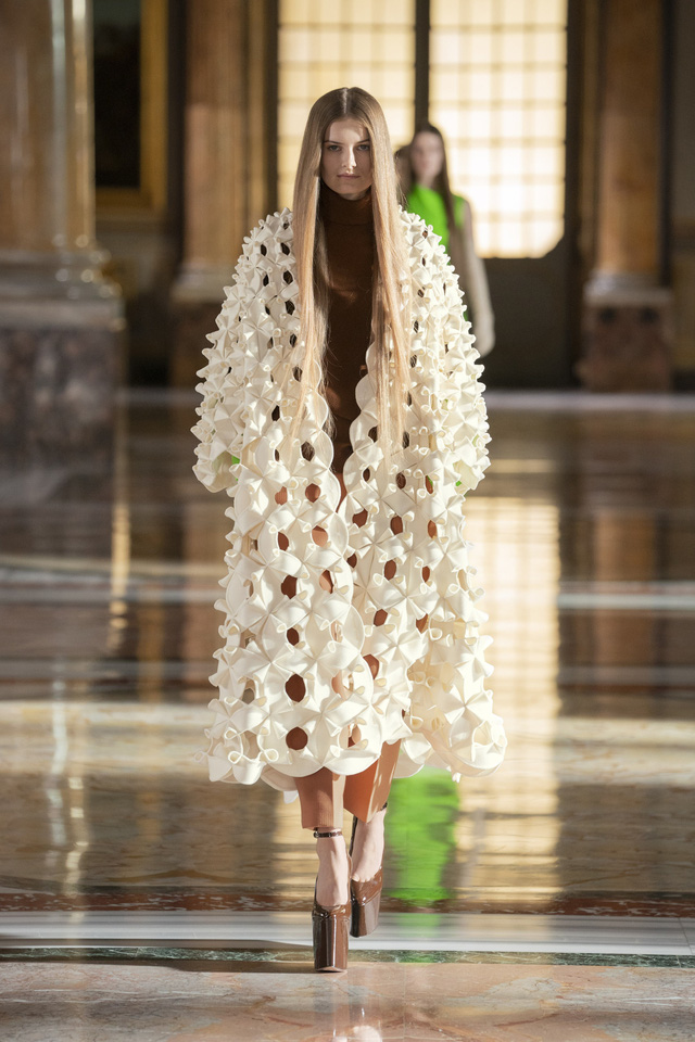 BST Haute Couture 2021 của Valentino: lần đầu tiên có trang phục cho nam giới - Ảnh 2.
