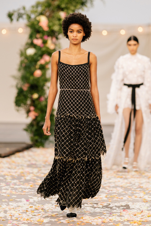BST Xuân Hè 2021 của Chanel: vẻ thoải mái xa xỉ của thời kỳ giãn cách - Ảnh 10.