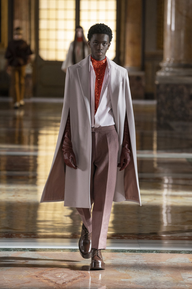 BST Haute Couture 2021 của Valentino: lần đầu tiên có trang phục cho nam giới - Ảnh 10.